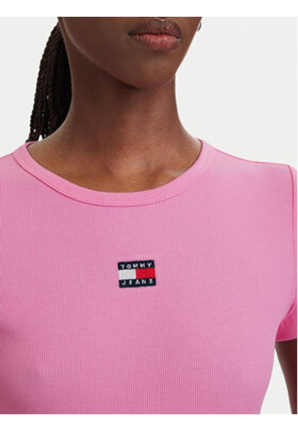 Tommy Jeans T-Shirt Badge DW0DW17881 Różowy jasny Slim Fit. Kolor: różowy. Materiał: bawełna