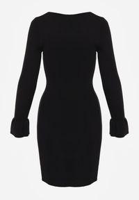 Renee - Czarna Wiskozowa Prążkowana Sukienka Bodycon Ozdobiona Wycięciem i Guzikami Nevelaura. Kolor: czarny. Materiał: wiskoza, prążkowany. Wzór: aplikacja. Typ sukienki: bodycon. Styl: elegancki #4