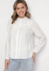 Born2be - Biała Koszula z Ozdobnym Haftem Nanania. Okazja: na co dzień, na spacer. Kolor: biały. Materiał: jeans. Wzór: haft. Styl: casual, elegancki #4