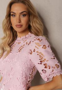 Renee - Różowa Bluzka ze Stójką z Ażurowej Koronki Nariras. Okazja: na co dzień. Typ kołnierza: kołnierzyk stójkowy. Kolor: różowy. Materiał: koronka. Wzór: ażurowy, koronka. Sezon: lato, wiosna. Styl: casual