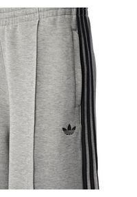 Adidas - adidas Spodnie dresowe adicolor Spacer 3-Stripes JV7497 Zielony Wide Leg. Kolor: zielony. Materiał: bawełna. Sport: turystyka piesza #3