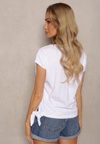 Renee - Biały T-shirt z Bawełny Ozdobiony Asymetrycznym Wiązaniem na Dole i Cyrkoniami Timanel. Okazja: na co dzień. Kolor: biały. Materiał: bawełna. Wzór: aplikacja. Styl: casual, elegancki #4