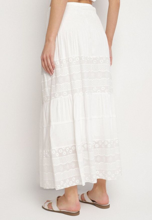 Born2be - Biała Spódnica z Bawełny z Wysokim Stanem w Stylu Boho Ellitrae. Okazja: na co dzień. Stan: podwyższony. Kolor: biały. Materiał: bawełna. Sezon: wiosna, lato. Styl: boho