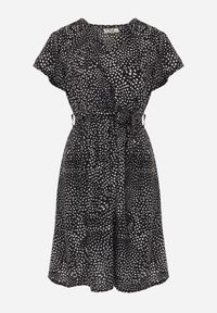 Renee - Czarna Sukienka Oreithonia. Typ kołnierza: dekolt w serek, dekolt kopertowy. Kolor: czarny. Długość rękawa: krótki rękaw. Wzór: nadruk. Typ sukienki: kopertowe, oversize. Długość: mini #3