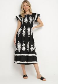 Born2be - Czarna Wiskozowa Sukienka w Ornamentalne Wzory o Rozkloszowanym Kroju Divessa. Kolor: czarny. Materiał: wiskoza. Długość rękawa: krótki rękaw. Typ sukienki: proste #1