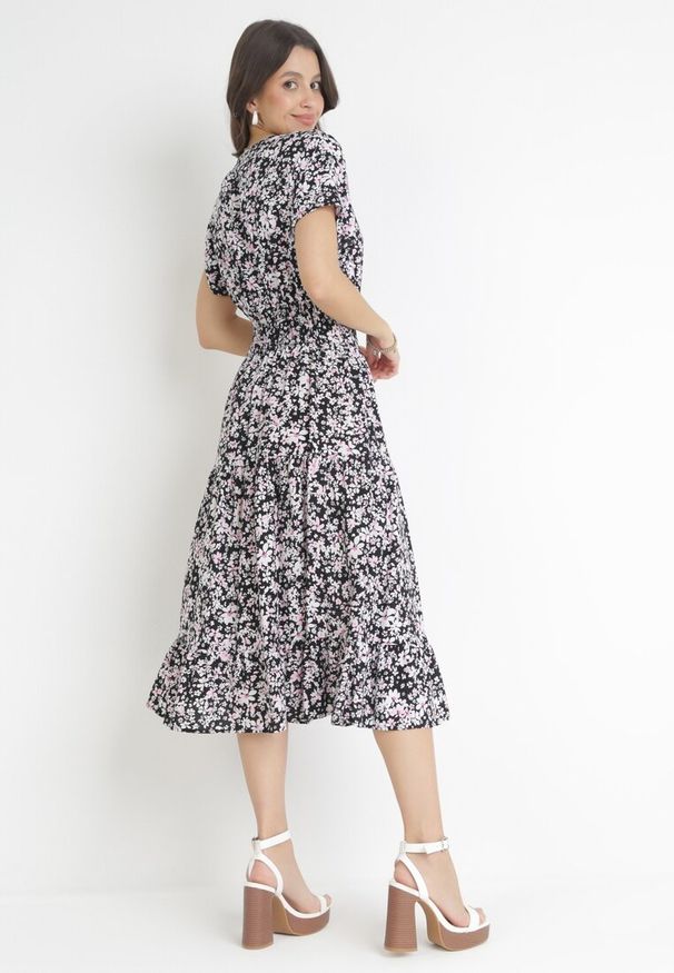 Born2be - Czarna Bawełniana Sukienka w Kwiatki z Gumką w Talii i Guzikami Ronalika. Okazja: na co dzień. Typ kołnierza: dekolt w serek. Kolor: czarny. Materiał: bawełna. Wzór: kwiaty. Typ sukienki: rozkloszowane. Styl: klasyczny, casual, elegancki