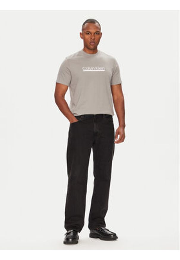 Calvin Klein T-Shirt Outline Tape Graphic LV04RC852G Szary Regular Fit. Kolor: szary. Materiał: bawełna