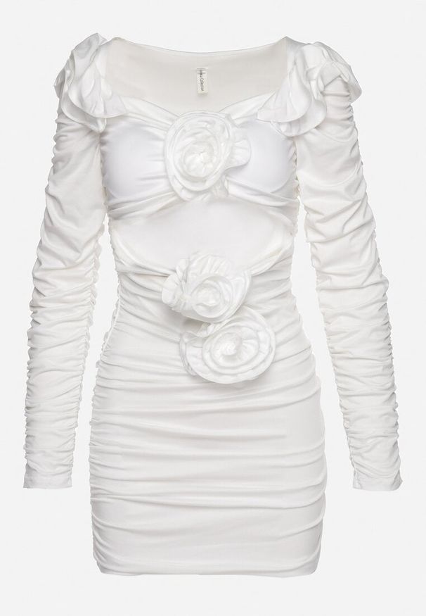 Born2be - Biała Sukienka Dopasowana z Naszywkami w Postaci Kwiatów i Marszczeniami oraz Wycięciami Jaleria. Kolor: biały. Wzór: aplikacja, kwiaty. Styl: elegancki