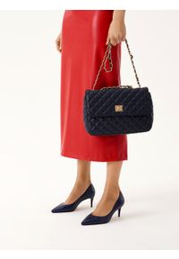 Kazar - Pikowana granatowa torebka na łańcuchu. Kolor: niebieski. Materiał: skórzane. Styl: elegancki, klasyczny. Rodzaj torebki: na ramię #6
