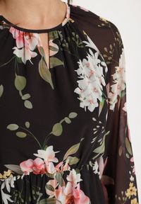 Born2be - Czarna Sukienka o Rozkloszowanym Kroju w Kwiaty Zeramera. Okazja: na co dzień. Kolor: czarny. Materiał: wiskoza. Długość rękawa: długi rękaw. Wzór: kwiaty. Typ sukienki: rozkloszowane. Styl: casual #6