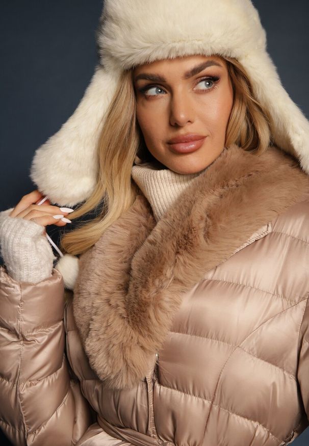 Renee - Beżowa Pikowana Kurtka z Wiązanym Paskiem i Kołnierzem z Futerka Avrissa. Typ kołnierza: bez kaptura. Kolor: beżowy. Materiał: futro