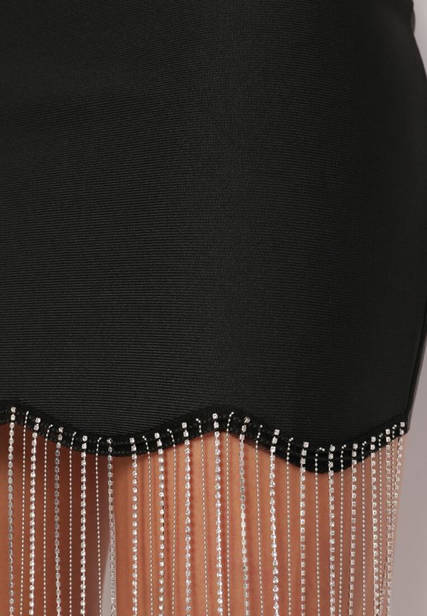 Born2be - Czarna Sukienka Mini Ozdobiona Błyszczącymi Frędzlami na Dole Lorellia. Kolor: czarny. Długość rękawa: na ramiączkach. Wzór: aplikacja. Styl: wizytowy. Długość: mini