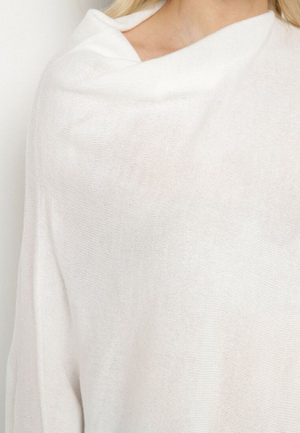 Born2be - Biała Asymetryczna Bluzka w Stylu Narzutki Oversize Otisha. Okazja: na co dzień. Typ kołnierza: dekolt w kształcie V. Kolor: biały. Materiał: jeans. Styl: casual, elegancki