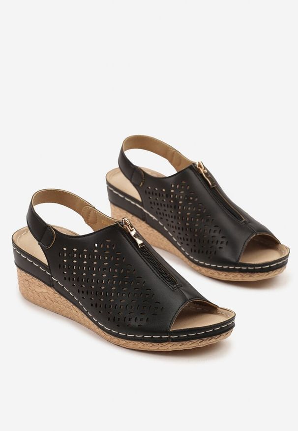 Born2be - Czarne Sandały Vices na Koturnie z Ozdobnym Suwakiem Ovilore. Okazja: na co dzień. Kolor: czarny. Materiał: jeans. Sezon: lato, wiosna. Obcas: na koturnie. Styl: casual
