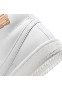 Buty Nike Court Royale 2 Mid W CT1725 100 białe. Okazja: na co dzień. Kolor: biały. Materiał: skóra. Szerokość cholewki: normalna. Wzór: jodełka, aplikacja, gładki. Sezon: lato, zima. Model: Nike Court #8