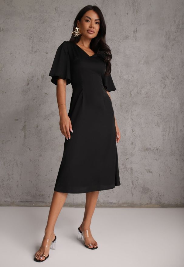 Renee - Czarna Zwiewna Sukienka Wieczorowa VICES z Aplikacją 3D w Kształcie Kwiatu Themira. Typ kołnierza: dekolt w kształcie V. Kolor: czarny. Wzór: aplikacja, kwiaty. Styl: wizytowy