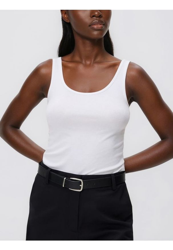 Reserved - Gładki top z wiskozą - biały. Kolor: biały. Materiał: wiskoza. Wzór: gładki
