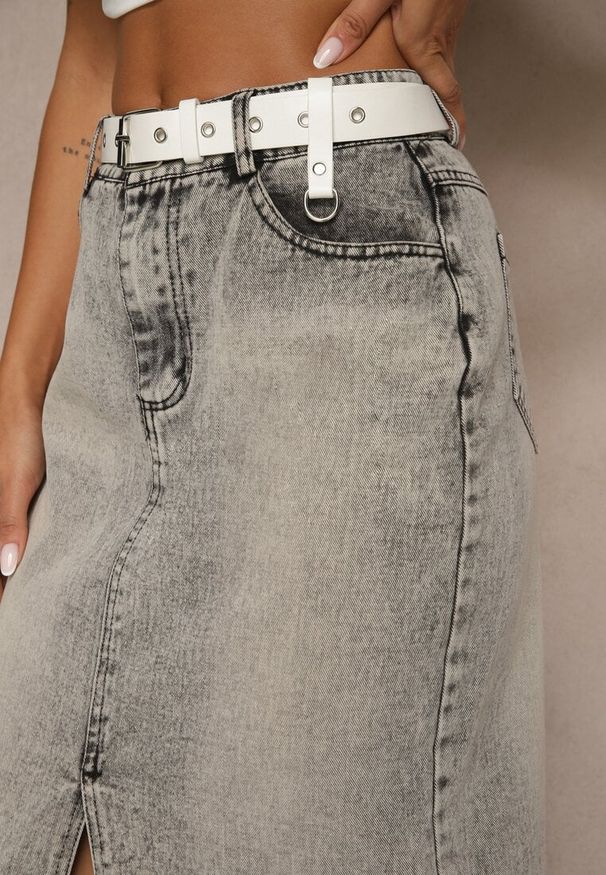Renee - Ciemnoszara Spódnica Jeansowa o Ołówkowym Kroju Zdobiona Rozcięciem Lisovira. Okazja: na spacer. Kolor: szary. Materiał: jeans. Wzór: aplikacja. Styl: klasyczny, elegancki