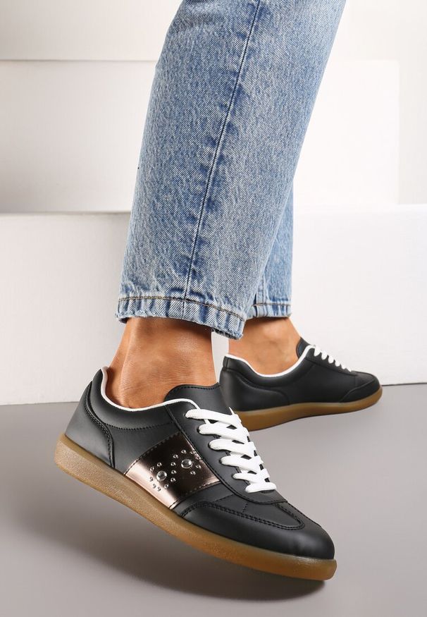 Renee - Czarne Sneakersy na Płaskiej Podeszwie z Wiązaniem i Ozdobną Wstawką Drukesti. Nosek buta: okrągły. Zapięcie: sznurówki. Kolor: czarny. Materiał: materiał. Obcas: na płaskiej podeszwie. Wysokość obcasa: niski