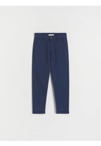 Reserved - Spodnie chino regular fit - granatowy. Kolor: niebieski. Materiał: tkanina, bawełna