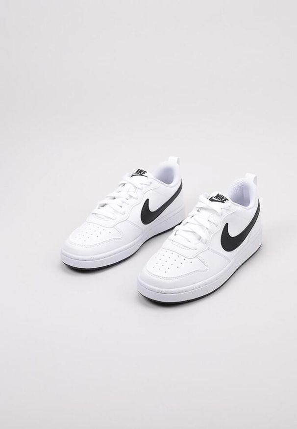Buty do chodzenia damskie Nike Court Borough Low Recraft Bg. Kolor: biały. Materiał: materiał, syntetyk. Szerokość cholewki: normalna. Model: Nike Court. Sport: turystyka piesza