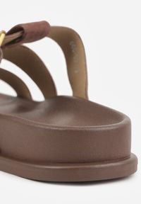 Renee - Brązowe Klapki Ozdobione Geometrycznymi Paskami i Metaliczną Klamrą Hossei. Okazja: na co dzień. Kolor: brązowy. Materiał: jeans. Wzór: geometria, aplikacja. Styl: casual, elegancki #7