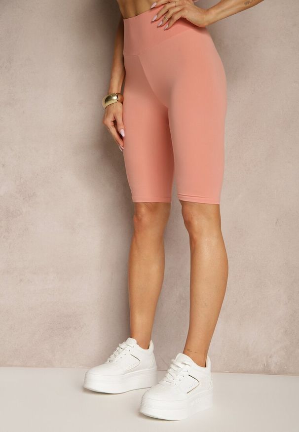 Renee - Różowe Klasyczne Szorty o Fasonie Kolarek Livindra. Okazja: na co dzień. Kolor: różowy. Styl: klasyczny