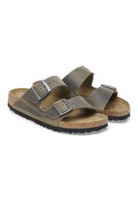 Birkenstock - Klapki męskie BIRKENSTOCK ARIZONA LEOI FADED KHAKI. Okazja: na co dzień. Kolor: zielony. Materiał: skóra, zamsz. Wzór: paski. Styl: casual, klasyczny, retro #7