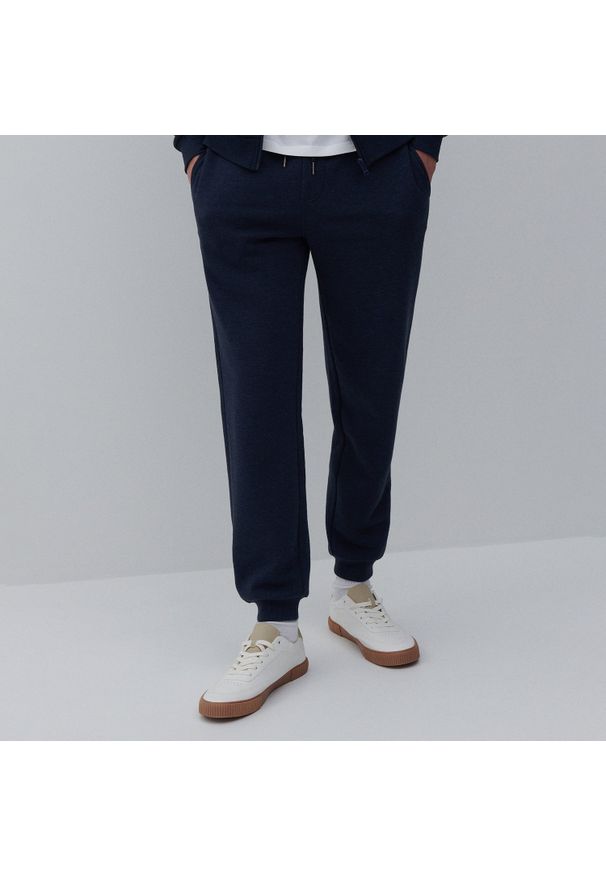 Reserved - Melanżowe spodnie dresowe - Granatowy. Kolor: niebieski. Materiał: dresówka. Wzór: melanż