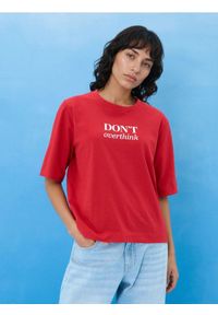 Sinsay - Bawełniana koszulka z napisem - czerwony. Kolor: czerwony. Materiał: bawełna. Wzór: napisy #1