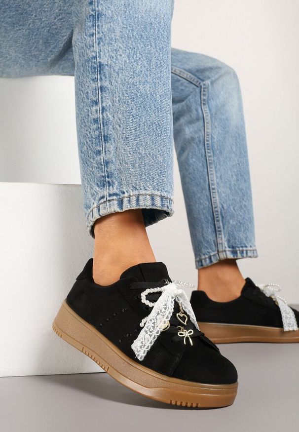 Born2be - Czarne Sneakersy na Grubej Podeszwie z Ozdobnymi Kokardkami Divelia. Okazja: na co dzień. Kolor: czarny. Materiał: jeans. Wzór: aplikacja. Sezon: lato