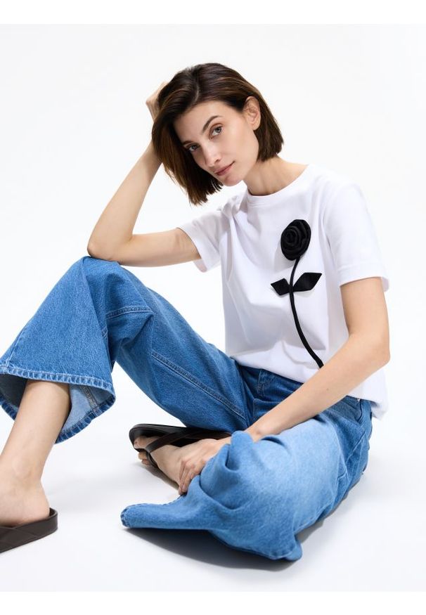 Reserved - T-shirt z kwiatową aplikacją - biały. Kolor: biały. Materiał: bawełna, dzianina. Wzór: aplikacja, kwiaty