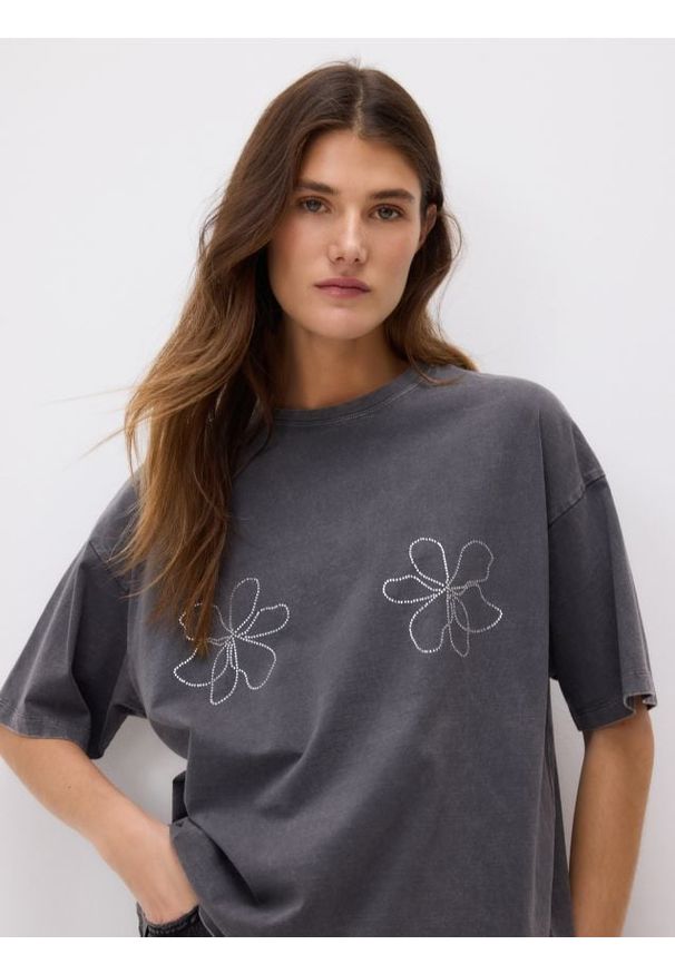 Reserved - T-shirt z błyszczącą aplikacją - ciemnoszary. Kolor: szary. Materiał: dzianina, bawełna. Wzór: aplikacja