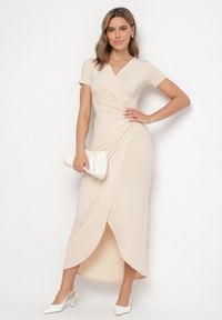 Born2be - Jasnobeżowa Dopasowana Sukienka z Wiskozą o Kopertowym Kroju z Marszczeniem Talisia. Okazja: na co dzień. Typ kołnierza: dekolt w kształcie V. Kolor: beżowy. Materiał: wiskoza. Długość rękawa: krótki rękaw. Typ sukienki: kopertowe. Styl: casual, elegancki #5