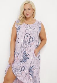 Born2be - Jasnofioletowa Wiskozowa Sukienka z Dłuższym Tyłem bez Rękawów Fiema. Kolekcja: plus size. Kolor: fioletowy. Materiał: wiskoza. Długość rękawa: bez rękawów. Wzór: aplikacja. Typ sukienki: dla puszystych. Styl: klasyczny #2