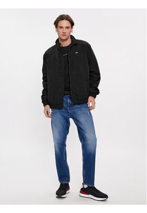 Tommy Jeans Kurtka bomber Essential DM0DM17238 Czarny Relaxed Fit. Kolor: czarny. Materiał: syntetyk