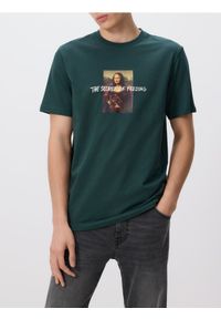Reserved - T-shirt regular z nadrukiem - ciemnozielony. Kolor: zielony. Materiał: bawełna, dzianina. Wzór: nadruk