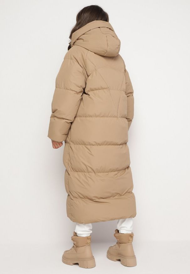 Born2be - Ciemnobeżowa Długa Kurtka Pikowana Płaszcz na Zamek z Kapturem Lesea. Okazja: na co dzień. Typ kołnierza: kaptur. Kolor: beżowy. Materiał: dzianina, jeans. Długość: długie. Styl: casual, elegancki