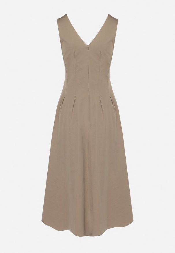 Born2be - Jasnozielona Sukienka o Rozkloszowanym Kroju z Dekoltem w Serek Alifia. Okazja: na spacer, na imprezę, na co dzień. Typ kołnierza: dekolt w serek. Kolor: zielony. Długość rękawa: bez rękawów. Typ sukienki: rozkloszowane, proste. Styl: casual, klasyczny