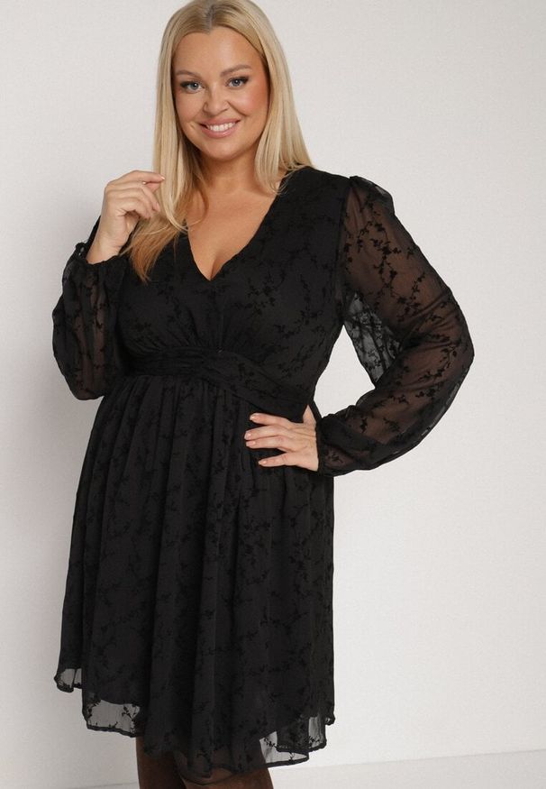 Born2be - Czarna Rozkloszowana Sukienka z Siateczki z Kwiatowym Wzorem Vidnessa. Okazja: na co dzień. Typ kołnierza: dekolt w kształcie V. Kolekcja: plus size. Kolor: czarny. Materiał: poliester. Wzór: kwiaty. Typ sukienki: dla puszystych. Styl: casual, klasyczny