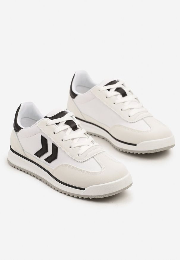 Renee - Białe Sneakersy ze Wzorem Strzałek Faltewia. Okazja: na co dzień, na spacer. Kolor: biały. Materiał: jeans. Sport: turystyka piesza