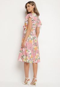 Born2be - Różowa Kwiatowa Sukienka z Kopertowym Dekoltem Atorina. Okazja: do pracy, na co dzień, na spotkanie biznesowe. Typ kołnierza: dekolt kopertowy. Kolor: różowy. Wzór: kwiaty. Typ sukienki: kopertowe. Styl: casual, biznesowy #6