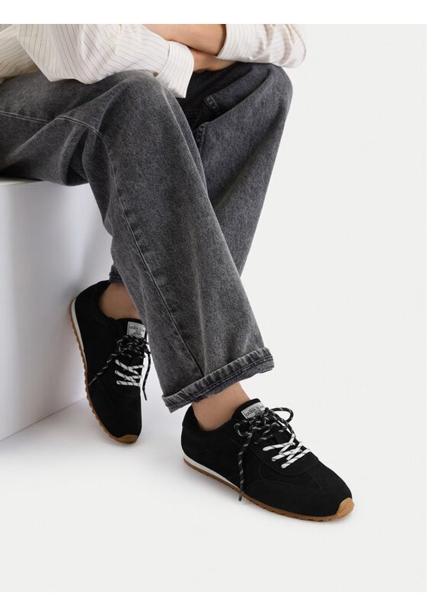 Guess Jeans Sneakersy EO-CS5262 Czarny. Kolor: czarny. Materiał: skóra, zamsz