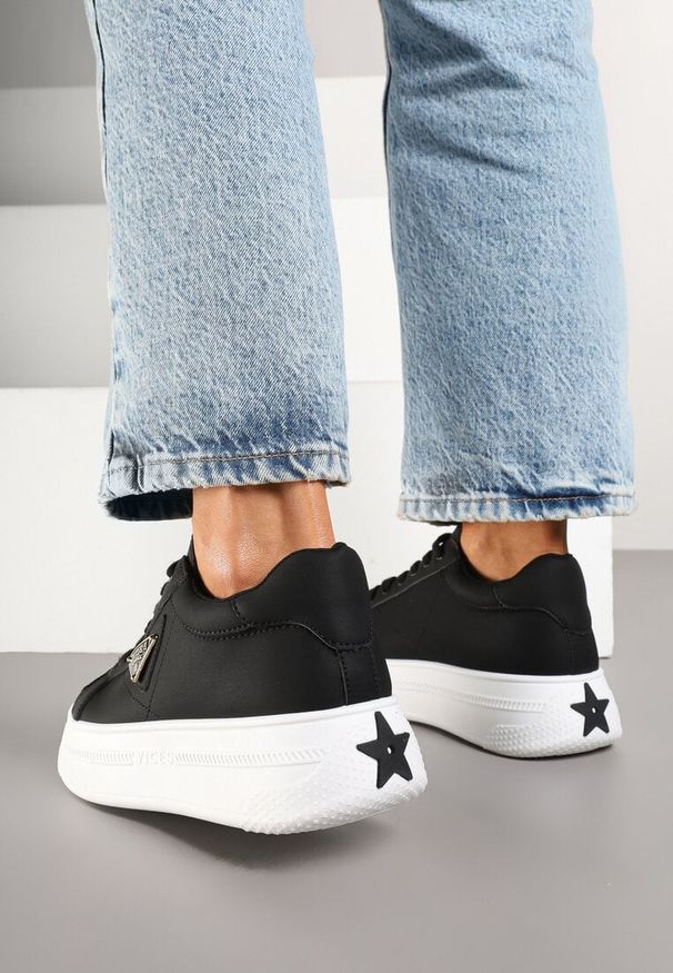 Renee - Czarne Sneakersy Vices na Grubej Podeszwie Zdobione Aplikacją Aranellis. Okazja: na co dzień. Kolor: czarny. Materiał: jeans. Wzór: aplikacja