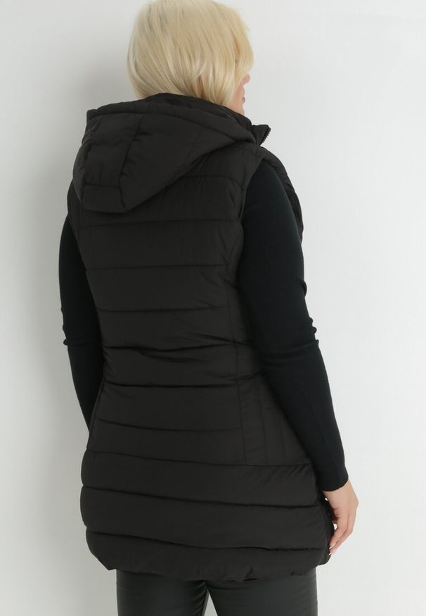 Born2be - Czarna Kamizelka Długa Pikowana z Kapturem Meziri. Typ kołnierza: kaptur. Kolekcja: plus size. Kolor: czarny. Materiał: futro. Długość rękawa: bez rękawów. Długość: długie