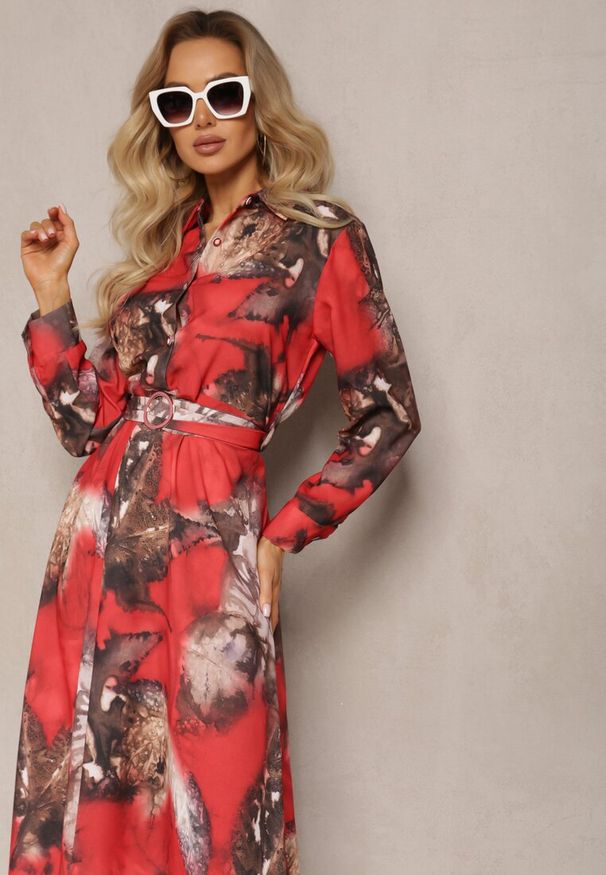 Renee - Czerwono-Brązowa Rozkloszowana Sukienka Midi z Paskiem z Klamrą Qirvina. Okazja: na co dzień. Kolor: czerwony. Typ sukienki: proste. Styl: elegancki, casual. Długość: midi