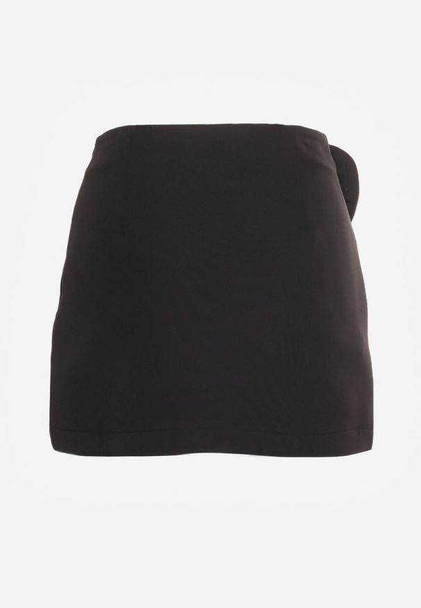 Renee - Czarne Spódnico-Spodenki Mini z Zakładką i Aplikacją w Kształcie Róży Pholia. Okazja: na co dzień. Kolor: czarny. Wzór: aplikacja. Styl: elegancki, casual