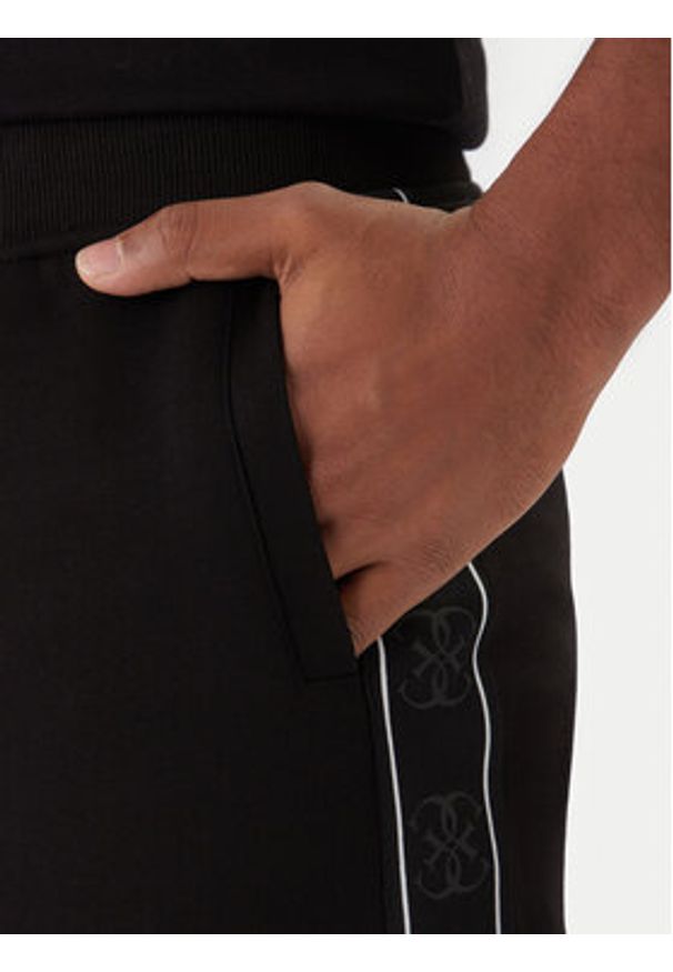 Guess Szorty materiałowe Mickey Z4RD04 KB3P2 Czarny Regular Fit. Kolor: czarny. Materiał: bawełna