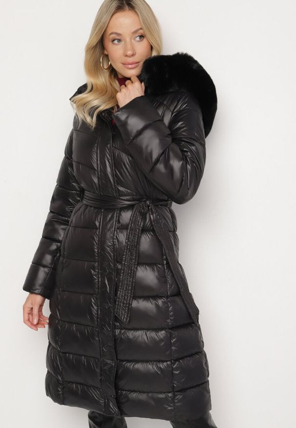 Born2be - Czarna Pikowana Kurtka o Długim Kroju z Odpinanym Kapturem z Futerkiem i Paskiem oleti. Okazja: na spacer, na co dzień. Kolor: czarny. Materiał: futro. Długość: długie. Sezon: zima. Styl: elegancki, casual, klasyczny