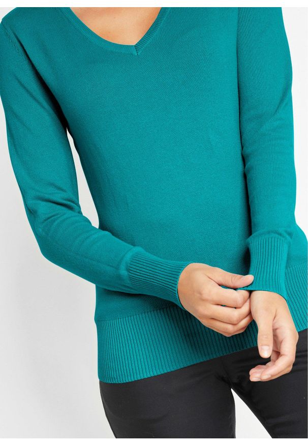 bonprix - Sweter z dekoltem w serek z dzianiny o gładkim splocie drobnych oczek. Okazja: na co dzień. Typ kołnierza: dekolt w serek. Kolor: zielony. Materiał: dzianina. Wzór: gładki, ze splotem. Styl: casual